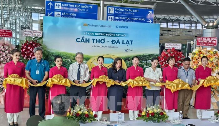 Các đại biểu cắt băng khai trương đường bay Cần Thơ - Đà Lạt. Ảnh: Thanh Liêm - TTXVN