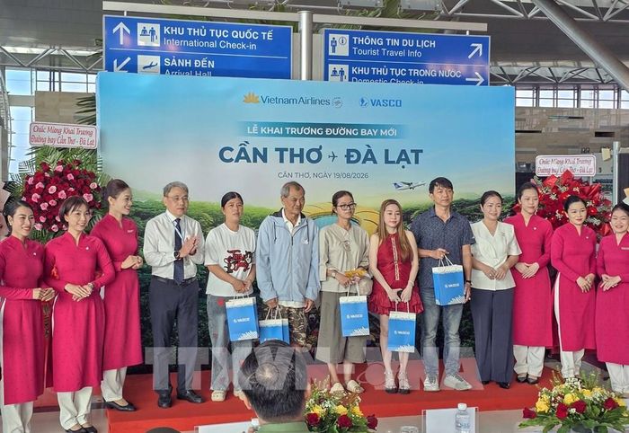Tặng quà cho những hành khách đầu tiên bay chuyến Cần Thơ - Đà Lạt sáng 19/8. Ảnh: Thanh Liêm - TTXVN