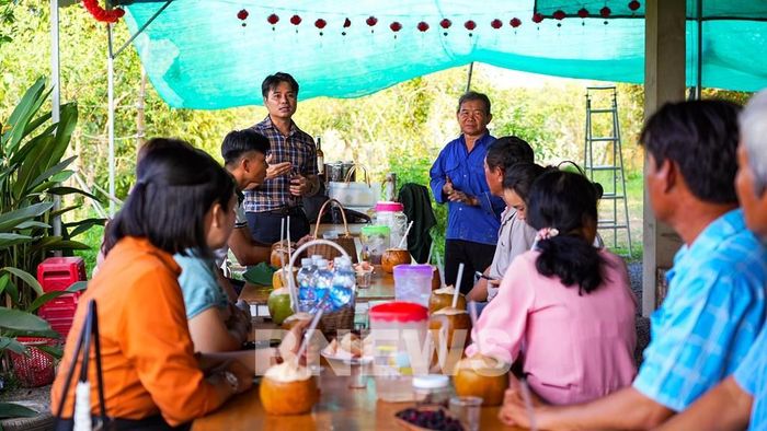 Nông dân trao đổi, chia sẻ kinh nghiệm sản xuất, từng bước thay đổi phương thức canh tác theo hướng an toàn, hiệu quả và thân thiện với môi trường. Ảnh: Minh Phú - TTXVN