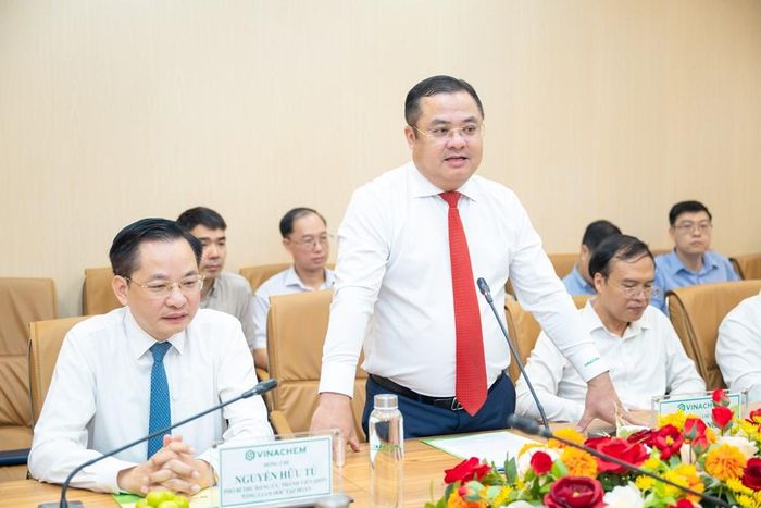 Bí thư Đảng ủy, Chủ tịch Hội đồng Thành viên Vinachem Phùng Quang Hiệp phát biểu tại sự kiện. Ảnh: Vinachem
