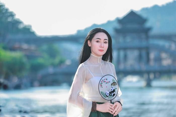 Sau những thăng trầm, Quách Thu Phương ở tuổi 49 hướng tới một tình yêu bình yên, tin tưởng và trân trọng những người đang hiện diện trong cuộc đời. Ảnh: FBNV.