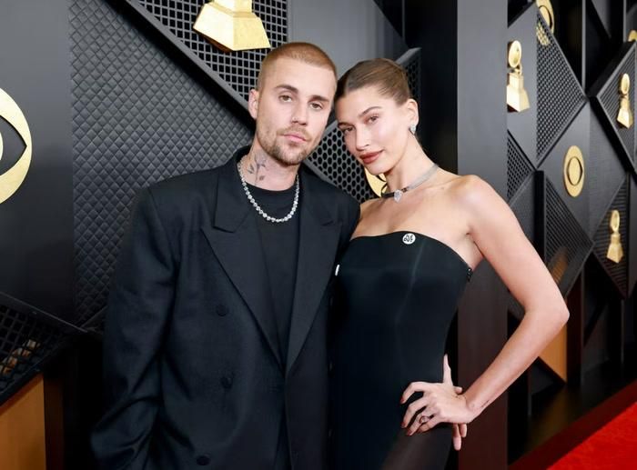 Justin Bieber và vợ sánh bước trên thảm đỏ Grammy 2026. Ảnh: Getty Images