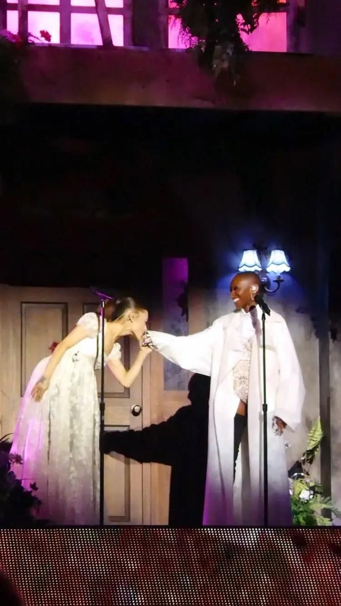 Mối quan hệ giữa Ariana Grande và Cynthia Erivo trở nên đặc biệt thân thiết sau quá trình cùng thực hiện Wicked.