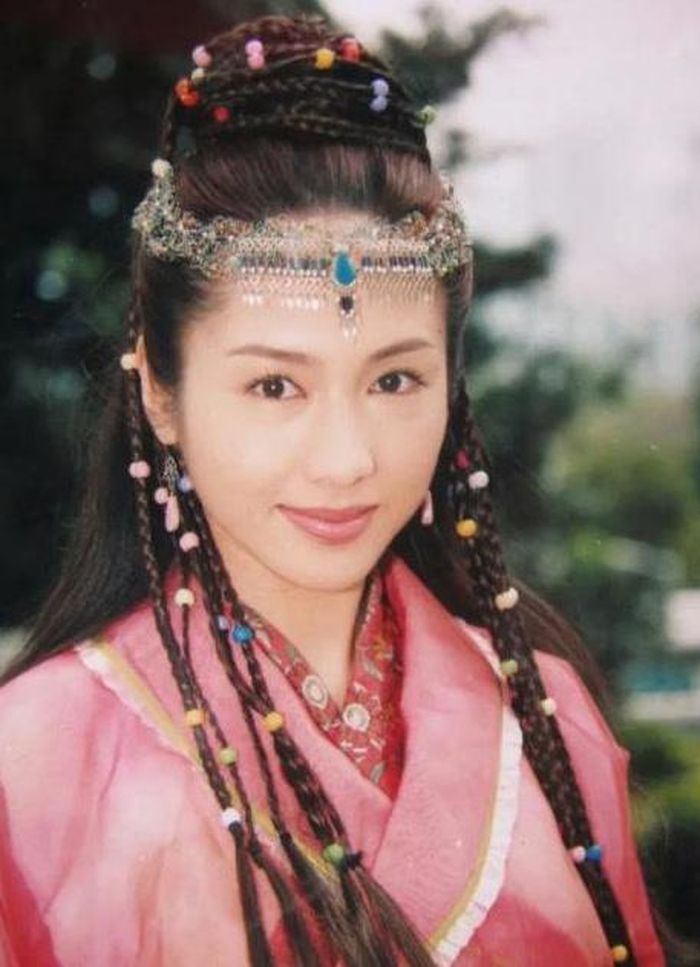 Trong Ỷ Thiên Đồ Long Ký 2001, Lê Tư hóa thân thành Triệu Mẫn - quận chúa Mông Cổ thông minh, quyết đoán và có khả năng thao túng tình thế. Triệu Mẫn của Lê Tư vừa có sự sắc sảo của một nữ nhân vật quyền lực, vừa có nét tinh nghịch và đáng yêu khi ở bên Trương Vô Kỵ. Đặc biệt, diễn xuất bằng ánh mắt và biểu cảm tự nhiên giúp nữ diễn viên tạo nên một Triệu Mẫn có sức hút riêng.