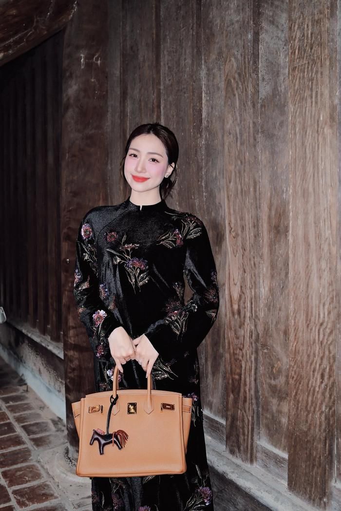 Động thái úp mở khiến người hâm mộ không khỏi mong chờ một sản phẩm mới từ Hòa Minzy. Ảnh: FBNV