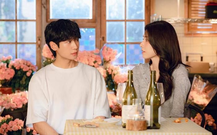 Our Sticky Love lên Netflix từ ngày 7/8, thuộc thể loại hài lãng mạn, với Jung Hae-in và Ha Young đảm nhận hai vai chính.