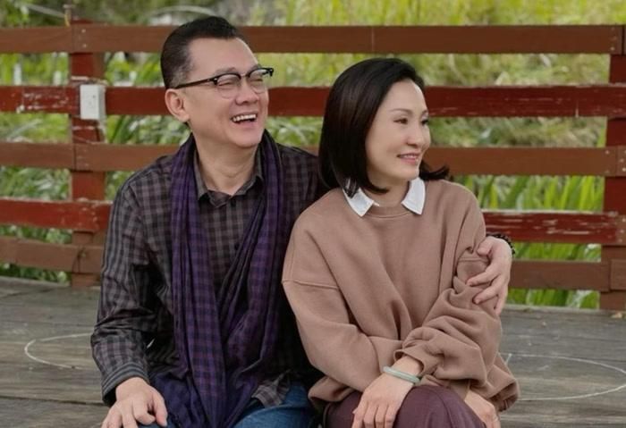 NSƯT Hữu Châu gây chú ý với màn tương tác thân mật cùng Hồng Đào trên trang cá nhân. Ảnh: FBNV