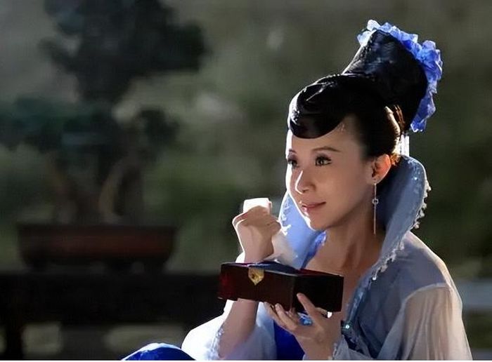 Thủy Mẫu Âm Cơ là cung chủ Thần Thủy Cung trong Sở Lưu Hương truyền kỳ. Bà sở hữu võ công sâu không lường, được xem là một trong những đối thủ mà Sở Lưu Hương không muốn trực tiếp đối đầu. Khác với Yêu Nguyệt, Thủy Mẫu Âm Cơ mang vẻ lạnh lùng và bí ẩn. Bà có địa vị gần như tuyệt đối trong Thần Thủy Cung, khiến những người dưới quyền vừa kính trọng vừa sợ hãi. Nhân vật này nổi bật bởi khả năng kiểm soát cảm xúc và nội lực đáng kinh ngạc. Sự xuất hiện của Thủy Mẫu Âm Cơ luôn tạo cảm giác áp lực, bởi không ai biết giới hạn võ công thực sự của bà nằm ở đâu.