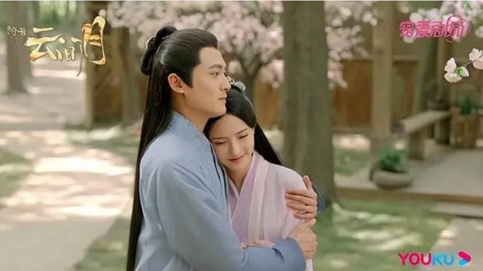 Sáng Như Trăng Trên Mây được chuyển thể từ tiểu thuyết Vương Phi Ăn Chơi của Tây Tử Tình, với Trương Chỉ Khê và Đồng Mộng Thực đóng chính. Ảnh: YOUKU
