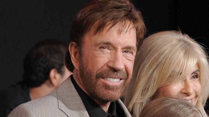 Chuck Norris hóa thân thành Colt, cao thủ được thuê để đối đầu Đường Long sau khi những đối thủ trước đó đều thất bại. Ảnh: Weibo.