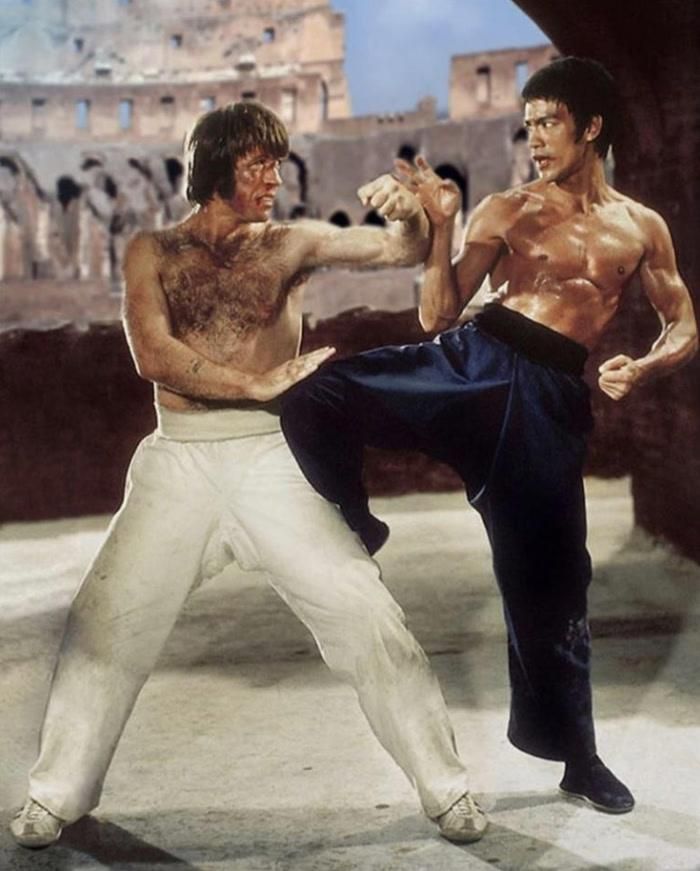 Hơn nửa thế kỷ sau, màn so tài giữa Lý Tiểu Long và Chuck Norris vẫn được xem là một trong những hình ảnh mang tính biểu tượng của điện ảnh võ thuật. Ảnh: Weibo.
