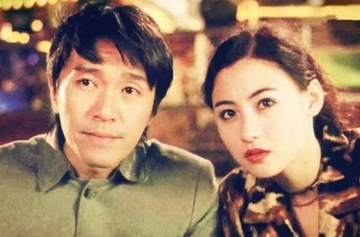 Sau gần ba thập kỷ, mối quan hệ giữa Châu Tinh Trì và Trương Bá Chi vẫn được nhắc đến như câu chuyện đẹp về người phát hiện tài năng và nữ diễn viên luôn biết ơn người dìu dắt mình. Ảnh: Sohu.