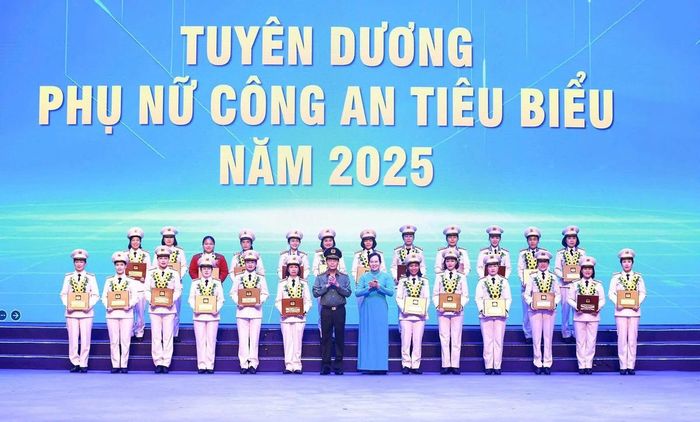 Thiếu tá Phạm Khánh Hòa vinh dự là 1 trong số 25 điển hình phụ nữ Công an nhân dân xuất sắc trong toàn lực lượng được nhận Giải thưởng "Phụ nữ Công an tiêu biểu" năm 2025
