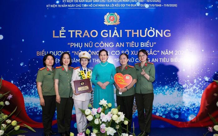 Bà Lê Thị Thủy (thứ 3 từ phải sang), Ủy viên Trung ương Đảng, Phó Chủ tịch Ủy ban Trung ương MTTQ Việt Nam, Chủ tịch Hội LHPN Việt Nam, cùng Thiếu tá Phạm Khánh Hòa (thứ 4 từ phải sang) tại Lễ trao giải thưởng Phụ nữ Công an tiêu biểu năm 2025