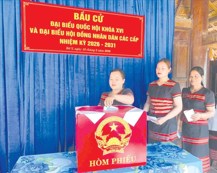 Cử tri người dân tộc Brâu (làng Đăk Mế, xã Bờ Y, tỉnh Quảng Ngãi) bỏ phiếu bầu cử đại biểu Quốc hội khóa XVI và đại biểu HĐND các cấp nhiệm kỳ 2026 - 2031