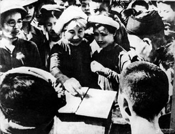Cử tri ngoại thành Hà Nội bỏ phiếu bầu đại biểu Quốc hội khóa Ingày 6/1/1946. Ảnh tư liệu