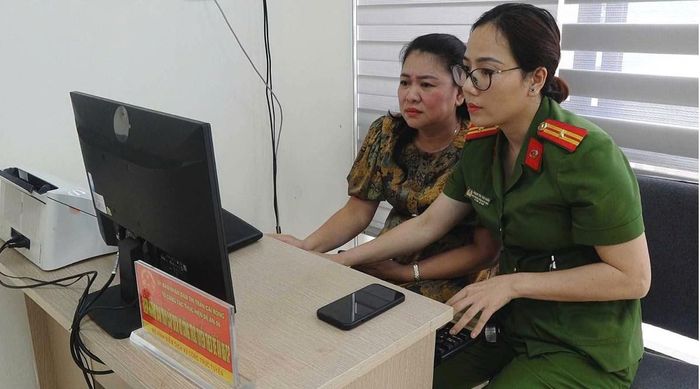 Trung tá Phạm Thị Thu Hiền hướng dẫn người dân tiếp cận tiện ích số