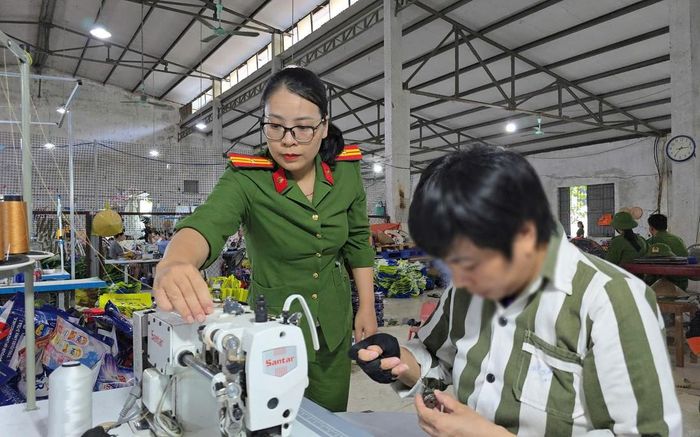 Thiếu tá Lê Thùy Dung, cán bộ quản giáo Trại giam số 5 (Cục C10, Bộ Công an) thường xuyên theo sát, hướng dẫn phạm nhân trong quá trình lao động cải tạo.