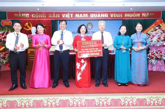 Lãnh đạo Trung ương Hội Khuyến học Việt Nam trao biển tượng trưng kinh phí hỗ trợ học bổng cho học sinh trên địa bàn tỉnh Lạng Sơn.