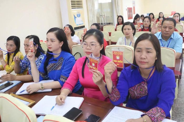 Các đại biểu tiến hành biểu quyết tại Đại hội