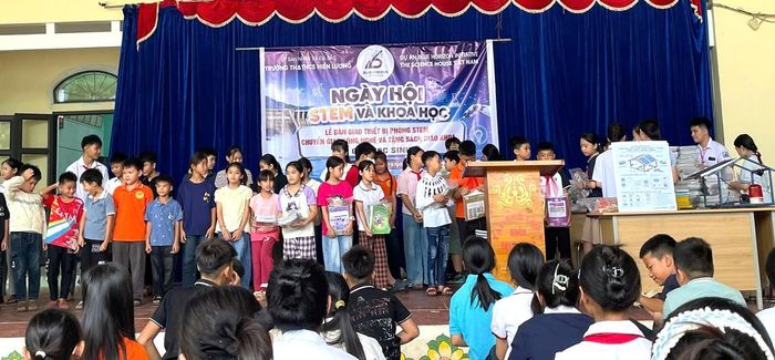 Hoạt động trao tặng sách trong khuôn khổ Ngày hội