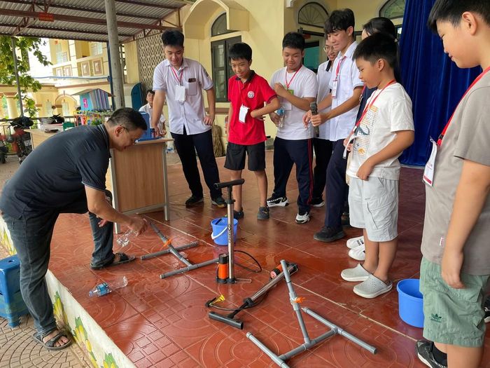 Học sinh cùng khám phá, trải nghiệm các hoạt động tại Ngày hội