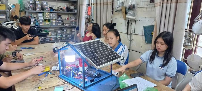 Nhóm thực hiện dự án trong quá trình chuẩn bị các thiết bị, mô hình cho Ngày hội Khoa học và STEM
