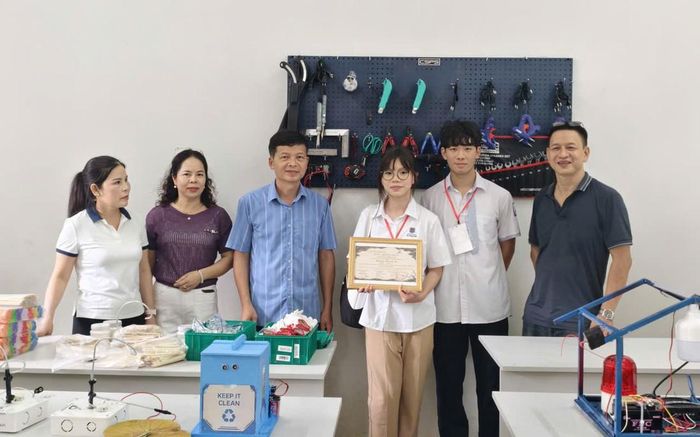 Trao tặng thiết bị phòng LAB STEM, cùng các bài học, chủ đề STEM, vật tư và thiết bị đi kèm cho nhà trường tại Ngày hội Khoa học & STEM