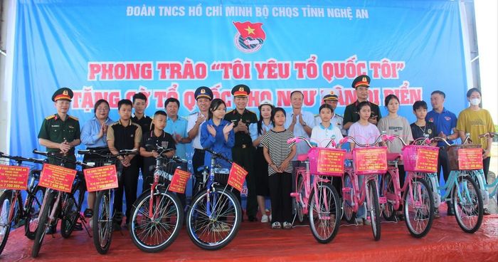 Trung tá Nguyễn Thế Minh, Phó đoàn trưởng Đoàn Đặc nhiệm phòng, chống tội phạm ma túy số 2, trao xe đạp cho con giáo dân, ngư dân có hoàn cảnh khó khăn học giỏi