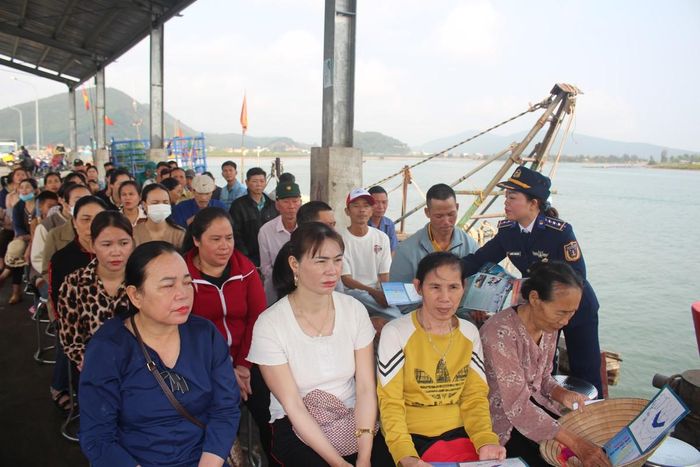 Phát tờ rơi tuyên truyền, phổ biến pháp luật cho ngư dân