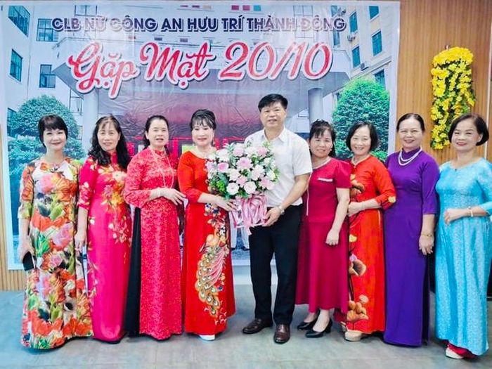 CLB nữ Công an hưu trí Thành Đông nhận hoa chúc mừng trong những buổi gặp mặt