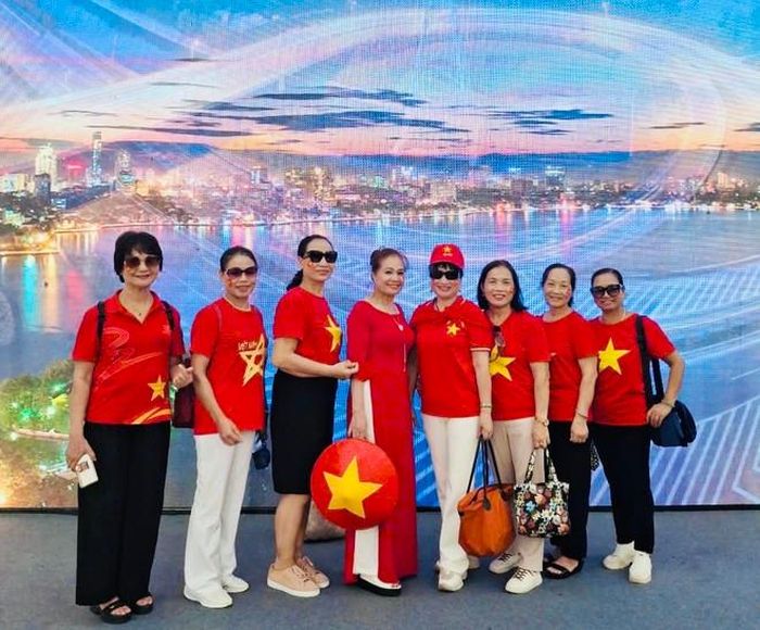 Những buổi văn nghệ, chuyến đi cùng nhau góp phần tạo nên “ngôi nhà chung”, nơi các nữ Công an hưu trí Thành Đông gặp gỡ, sẻ chia và gắn bó ở tuổi nghỉ hưu