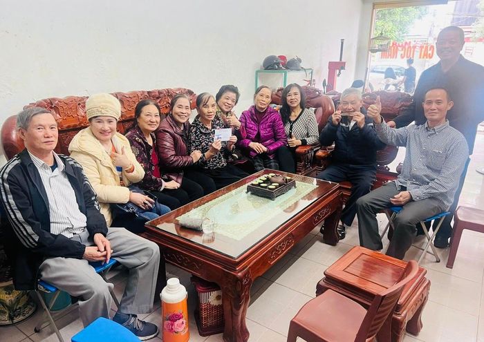 Thăm hỏi, động viên đồng đội lúc khó khăn là một trong những cách các thành viên CLB giữ sự gắn bó sau khi nghỉ hưu.