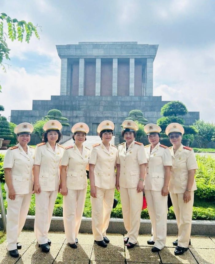 Các thành viên CLB chụp ảnh lưu niệm tại khu vực Lăng Chủ tịch Hồ Chí Minh