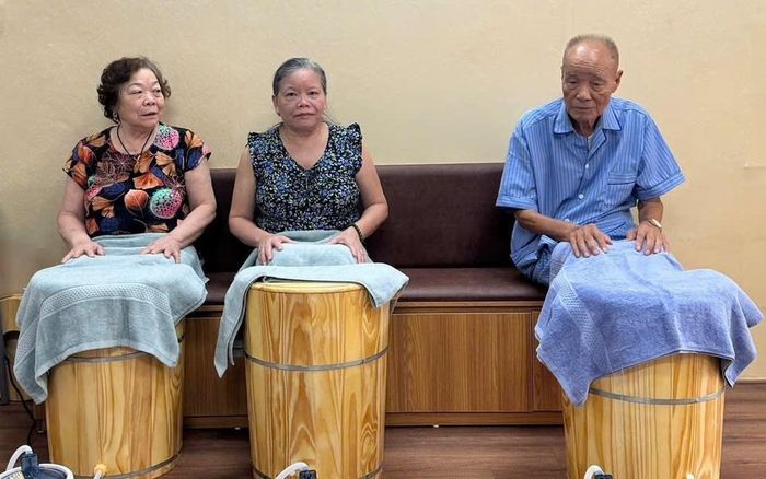 Người cao tuổi được chăm sóc sức khỏe tại Trạm y tế phường Đống Đa, thành phố Hà Nội.