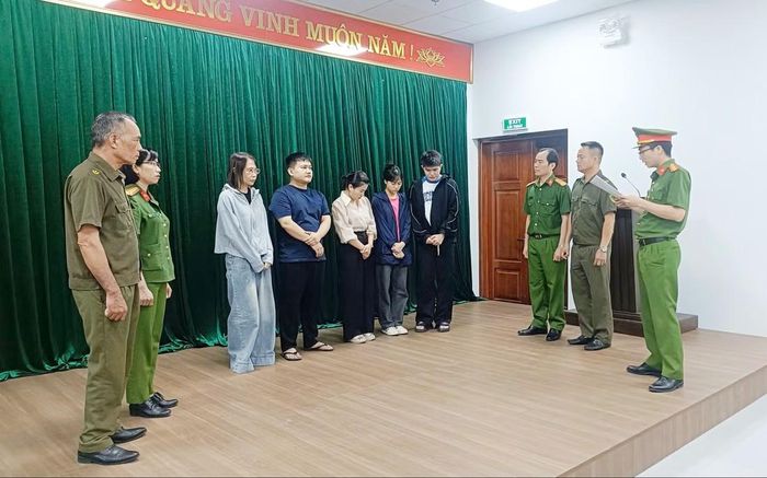 Cơ quan điều tra tống đạt quyết định tố tụng đối với các đối tượng trong vụ án. Ảnh: Công an Bắc Ninh