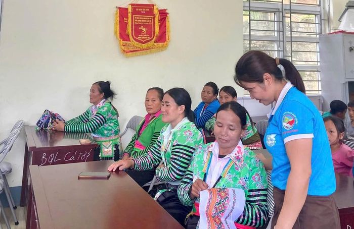Hội viên, phụ nữ xã Pù Nhi (Thanh Hoá)  vẫn duy trì sinh hoạt Hội theo kiểu truyền thống
