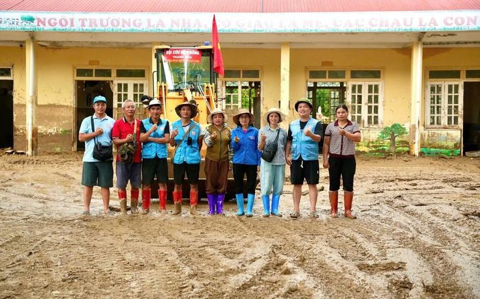 Các lực lượng khẩn trương dọn dẹp trường lớp sau khi mưa lũ đi qua