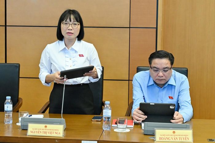 Đại biểu Nguyễn Thị Việt Nga, Đoàn ĐBQH thành phố Hải Phòng, phát biểu
