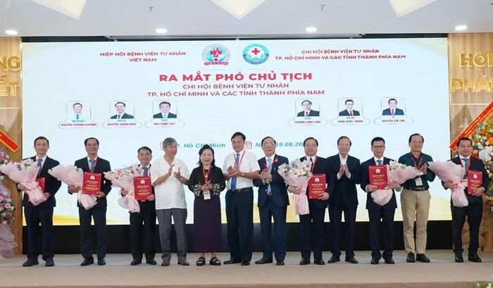 Chủ tịch và các Phó Chủ tịch Chi hội Bệnh viện Tư nhân TPHCM và các tỉnh, thành phía Nam ra mắt tại buổi lễ