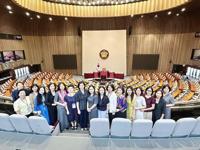 Đoàn đại biểu Hội LHPN Việt Nam tham quan phòng họp Quốc hội Hàn Quốc