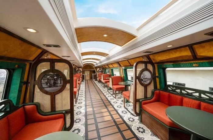 Bên trong đoàn tàu “Hà Nội 5 cửa ô - The Hanoi Train”