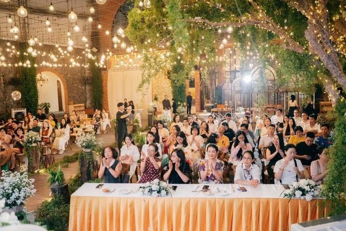Không gian ấm cúng của buổi ra mắt sách. 