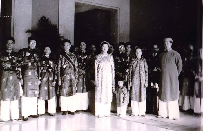 Vua Bảo Đại (đứng ngoài cùng bên phải) và hoàng gia, chụp ảnh cùng các vị trong nội các chính phủ Trần Trọng Kim. Ảnh tư liệu