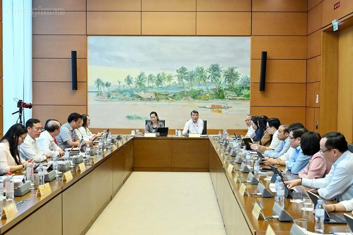 Thủ tướng Lê Minh Hưng thảo luận tại tổ đại biểu Quốc hội.
