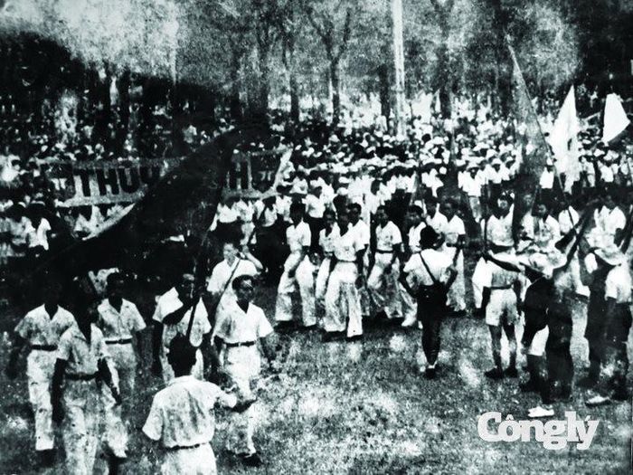 Hàng vạn người dân Thừa Thiên - Huế và các Đội Cứu quốc quân tiến về sân vận động Huế Mùa thu Tháng 8/1945. (Ảnh tư liệu)