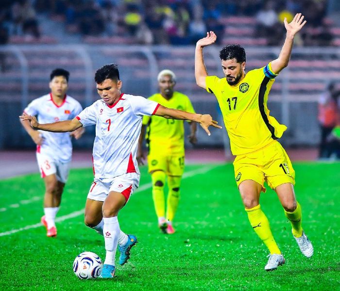 Xuân Mạnh(trái) và đội trưởng Josue(Malaysia) ở trận lượt đi. Ảnh: fb Malaysia NT