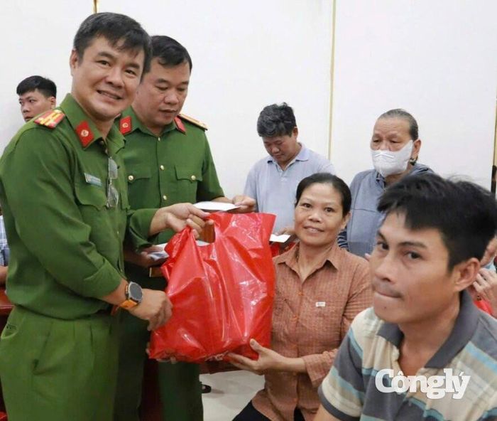 Thượng tá Đinh Trần Ngọc Tiên - Trưởng Công an xã Vĩnh Lộc trao quà cho các hộ gia đình có hoàn cảnh khó khăn trên địa bàn.
