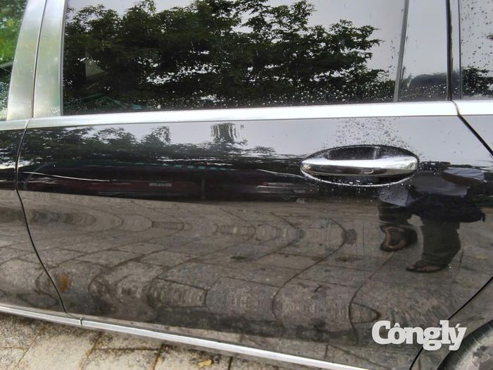 Vết trầy xước ăn sâu vào thân cánh cửa xe Merceder có giá trị đắt tiền.