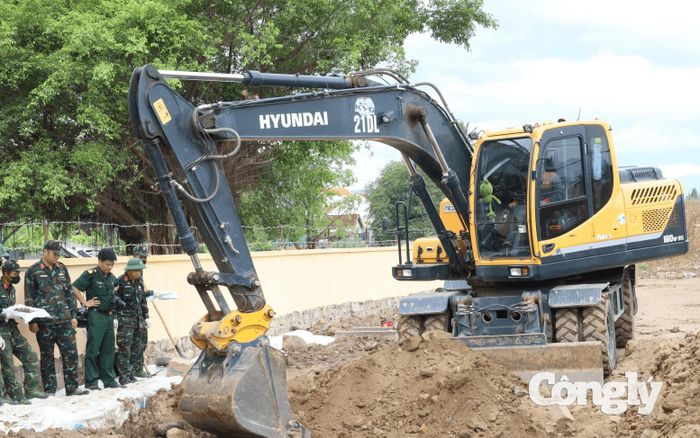Lực lượng chức năng tỉnh Khánh Hòa tổ chức khảo sát, đào thăm dò tại khu vực Thành cổ Diên Khánh.